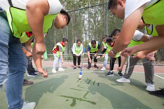 醇小重慶老火鍋第一屆戶外拓展“點燃激情，挑戰(zhàn)自我”